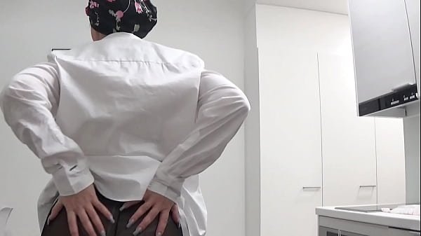 กับตูดใหญ่และตูดใหญ่ซึ่งไก่เข้าไปในหีบริสุทธิ์ของเธอ